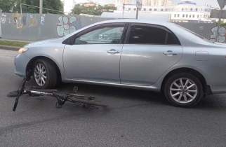 В Курске 11-летний мальчик на велосипеде врезался в машину