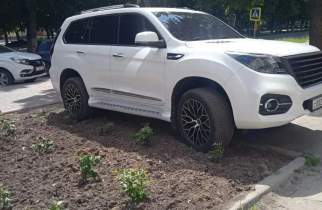 Мэр Курчатова раскритиковал водителя за парковка на клумбе с розами