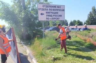 В Курске коммунальщики убирают улицы и готовят дороги к ремонту