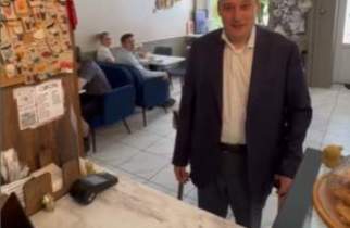 Хинштейн прочёл стихи в курской кофейне и получил скидку