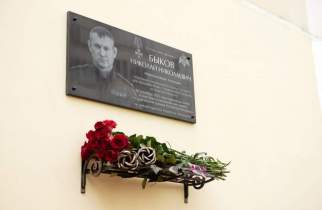 В Курске от машин освободят проход к мемориальной доске полковника Быкова