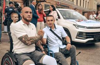 В Курске ветераны СВО получили машины с ручным управлением