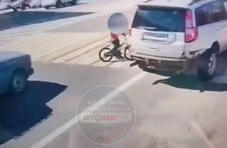 В Курске водитель внедорожника чуть не задавил детей на Красной площади