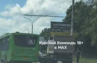 В Курске Volkswagen отлетел в автобус после удара о припаркованный самосвал