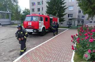 Курские спасатели вывели человека из дыма на учениях