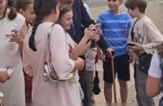 Хинштейн случайно попал на день рождения 10-летней курянки у Дома Советов