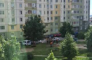 В Курске после жалоб начали чинить заброшенную детскую площадку на Клыкова