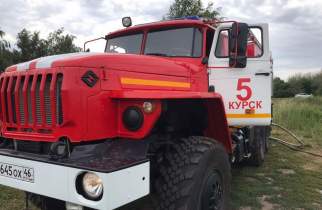 В Курске потушили горящий мусор в кузне