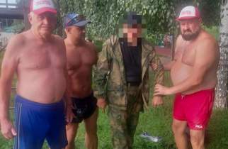 В Курске пожарный и спасатели вытащили из озера тонущего мужчину