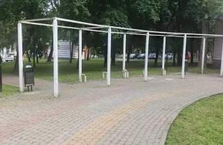 В сквере у филармонии в Курске ремонтируют перголы и плитку