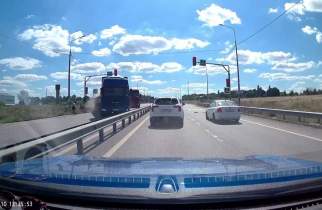 В Курске на объездной отбойник спас семью и пешехода от летящей фуры