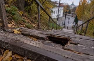 Курянин отсудил более 262 тысяч рублей за падение на сломанной лестнице