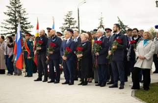 В День города на мемориале «Курская дуга» возложили цветы