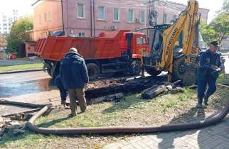 В центре Курска начали срочный ремонт поврежденного водопровода