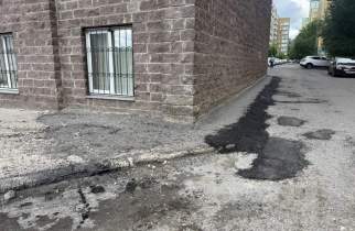 Чудеса курского благоустройства: умельцы заляпали разбитый бордюр вместе с ямами