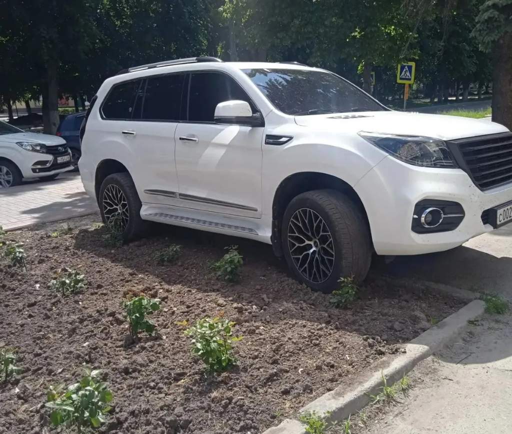 В Курской области белый внедорожник припарковался в клумбе и стал позором