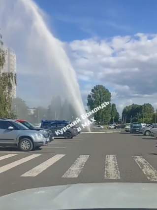 В Курске на Студенческой забил «коммунальный гейзер» выше многоэтажек