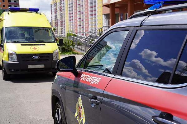 Росгвардейцы вынесли женщину-инвалида с 16-го этажа во время атаки БПЛА на Курск
