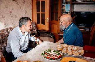 Губернатор поздравил с 88-летием патриарха курской журналистики