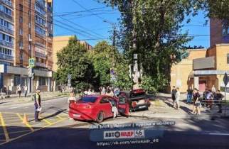В центре Курска ВАЗ и Мицубиси выбросило на тротуар после ДТП