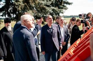 Губернатор проверил ремонт школы и ФАПа в Поныровском районе