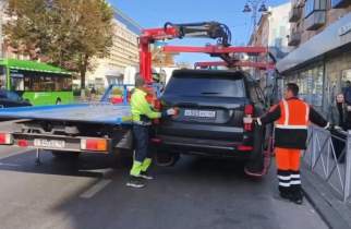В центре Курска эвакуировали больше 70 машин за неправильную парковку