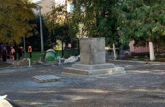 В центре Курска смонтировали постамент для памятника Брежневу