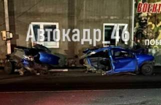 Под Курском автомобиль разорвало на части после удара о бетонное ограждение
