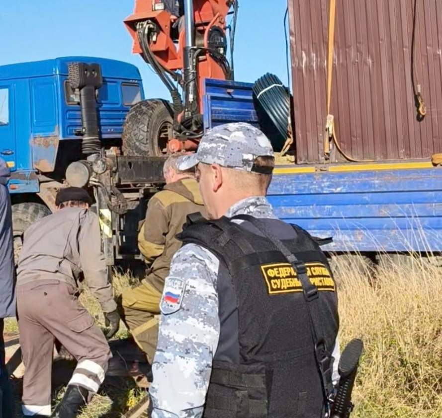 Приставы обуздали курянина, отключившего воду целому хутору